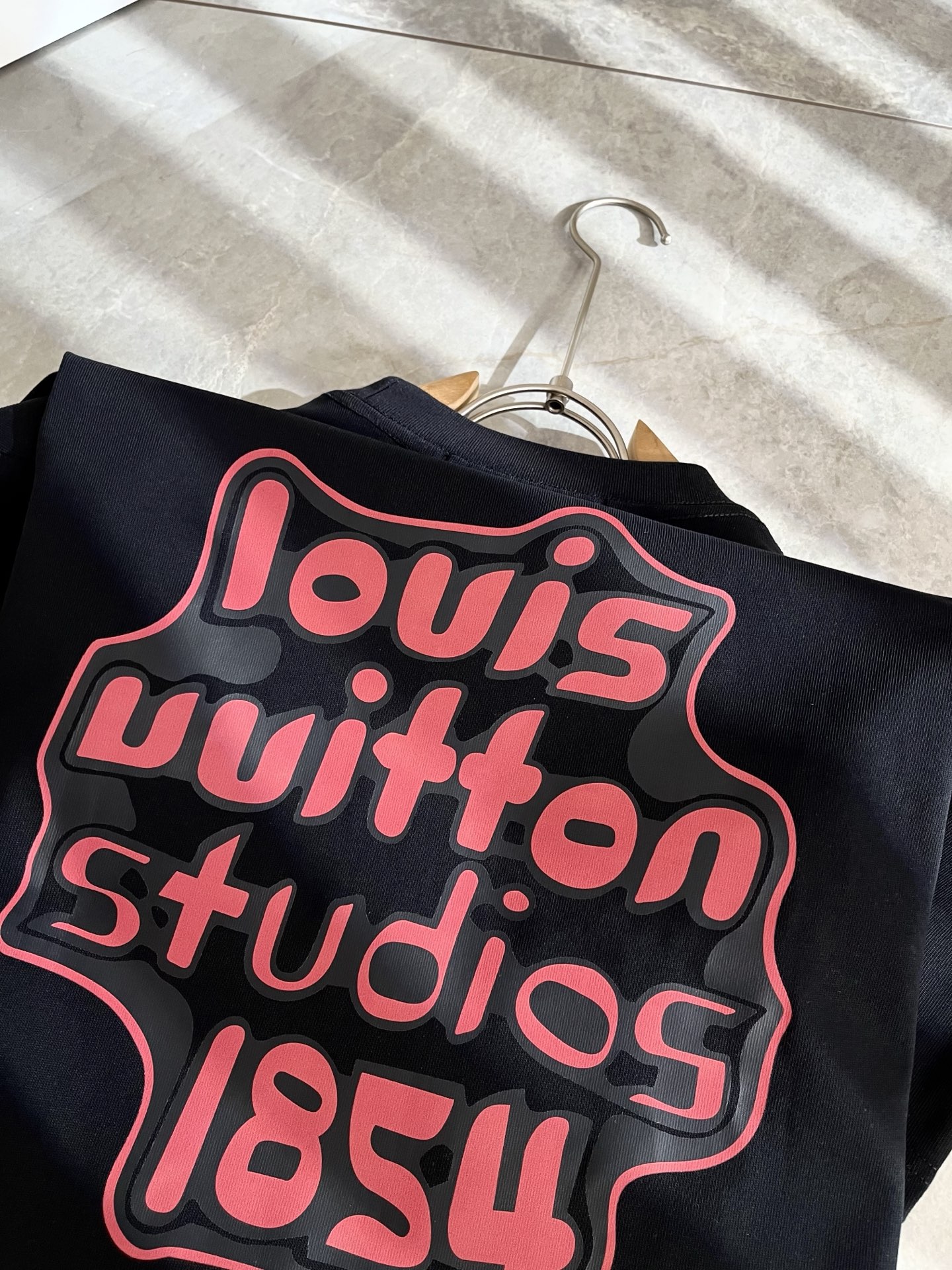 LouisVuitt*路易*登 2025春夏全新系列单品上线，非常时髦前卫的一款男女同款短袖T恤，标识l