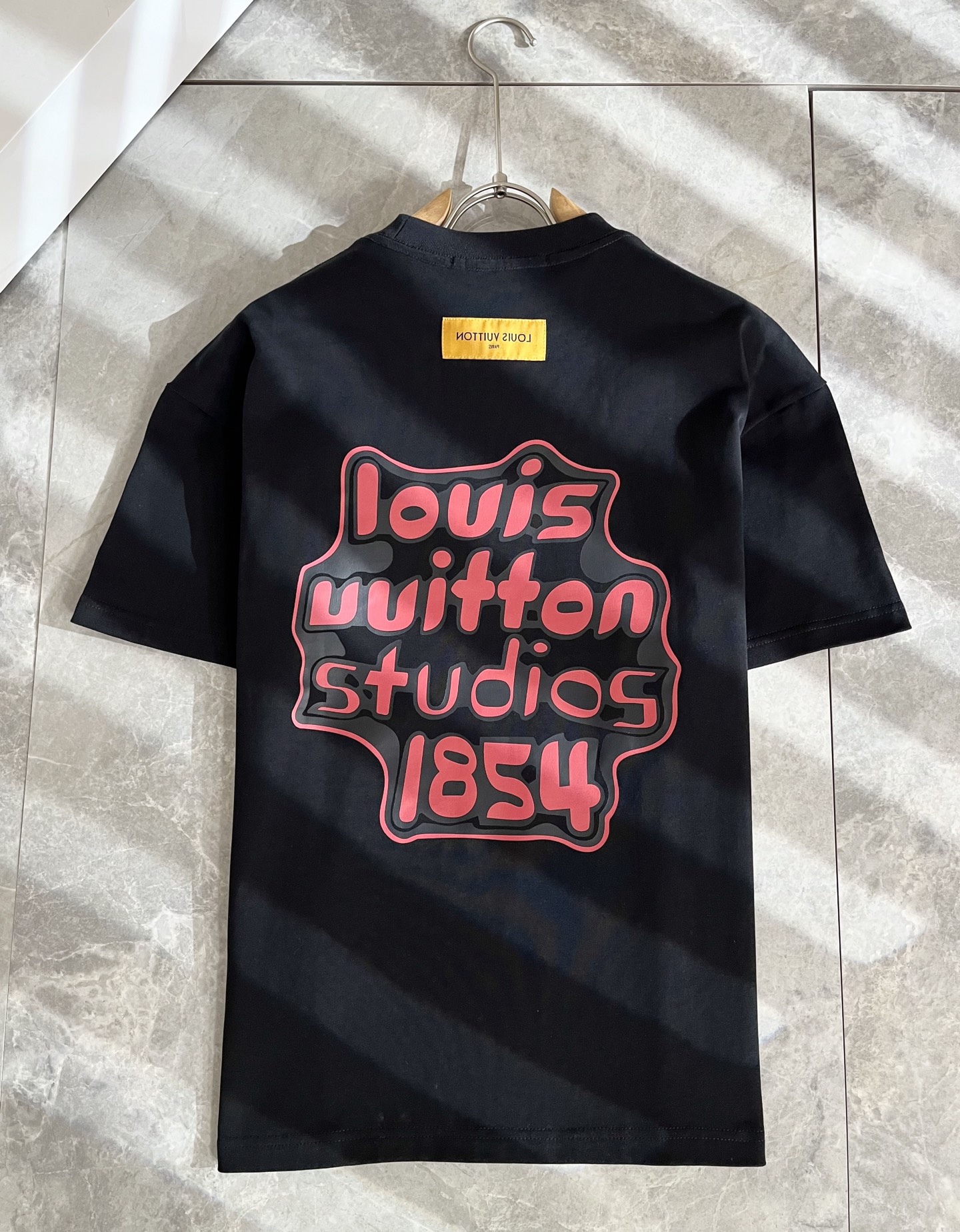LouisVuitt*路易*登 2025春夏全新系列单品上线，非常时髦前卫的一款男女同款短袖T恤，标识l