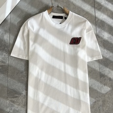 LouisVuitt*路易*登 2025春夏全新系列单品上线,非常时髦前卫的一款男女同款短袖T恤,标识l LouisVuitt*路易*登 2025春夏全新系列单品上线,非常时髦前卫的一款男女同款短袖T恤,标识l