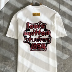 LouisVuitt*路易*登 2025春夏全新系列单品上线,非常时髦前卫的一款男女同款短袖T恤,标识l LouisVuitt*路易*登 2025春夏全新系列单品上线,非常时髦前卫的一款男女同款短袖T恤,标识l