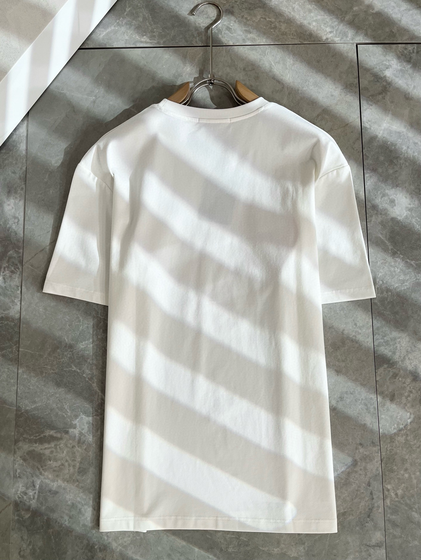 LouisVuitt*路易*登 2025春夏全新系列单品上线，非常时髦前卫的一款男女同款短袖T恤，标识l