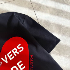LouisVuitt*路易*登 2025春夏全新系列单品上线,非常时髦前卫的一款男女同款短袖T恤,标识l LouisVuitt*路易*登 2025春夏全新系列单品上线,非常时髦前卫的一款男女同款短袖T恤,标识l