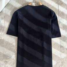 LouisVuitt*路易*登 2025春夏全新系列单品上线,非常时髦前卫的一款男女同款短袖T恤,标识l LouisVuitt*路易*登 2025春夏全新系列单品上线,非常时髦前卫的一款男女同款短袖T恤,标识l