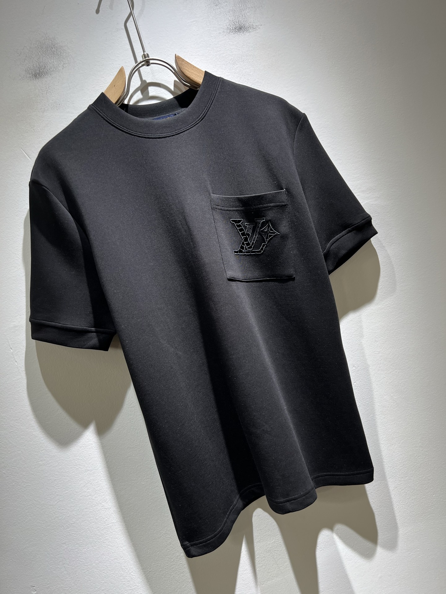 LouisVuitt*路易*登 2025秋冬新款男士短袖打底衫，非常时髦胸前logo刺绣修饰！区别于以往