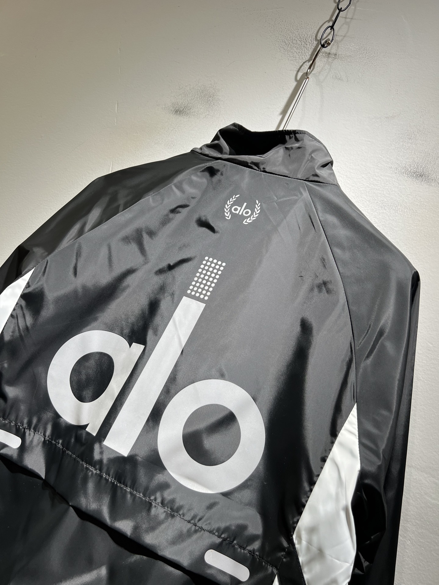 Alo2025秋冬全新系列单品上线，非常时髦前卫的一款男女同款👫夹克外套，标识logo图案印花修饰！区别