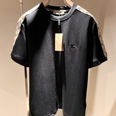 Bur*erry 巴*莉 2025秋季新款男士短袖打底,品牌最新设计元素!既不单调也不复杂,恰到好处的展 Bur*erry 巴*莉 2025秋季新款男士短袖打底,品牌最新设计元素!既不单调也不复杂,恰到好处的展