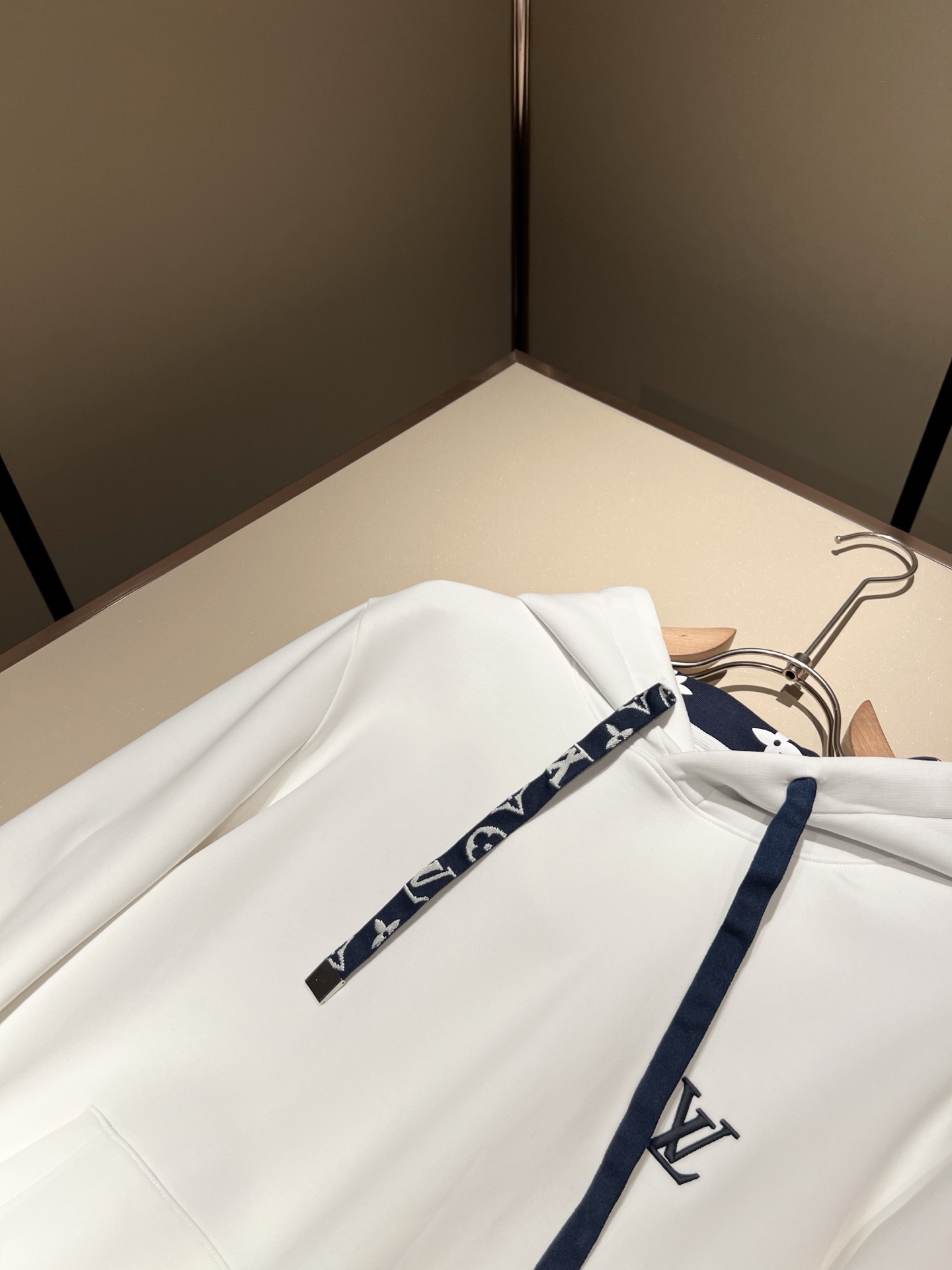 LouisVuitt*路易*登 2025秋冬全新系列单品上线，非常时髦前卫的一款男女同款👫长袖卫衣，胸前
