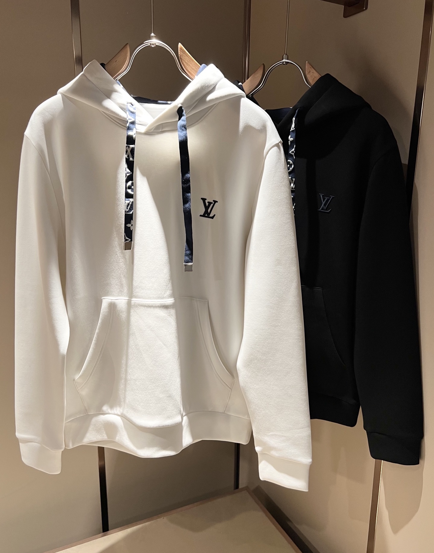 LouisVuitt*路易*登 2025秋冬全新系列单品上线，非常时髦前卫的一款男女同款👫长袖卫衣，胸前