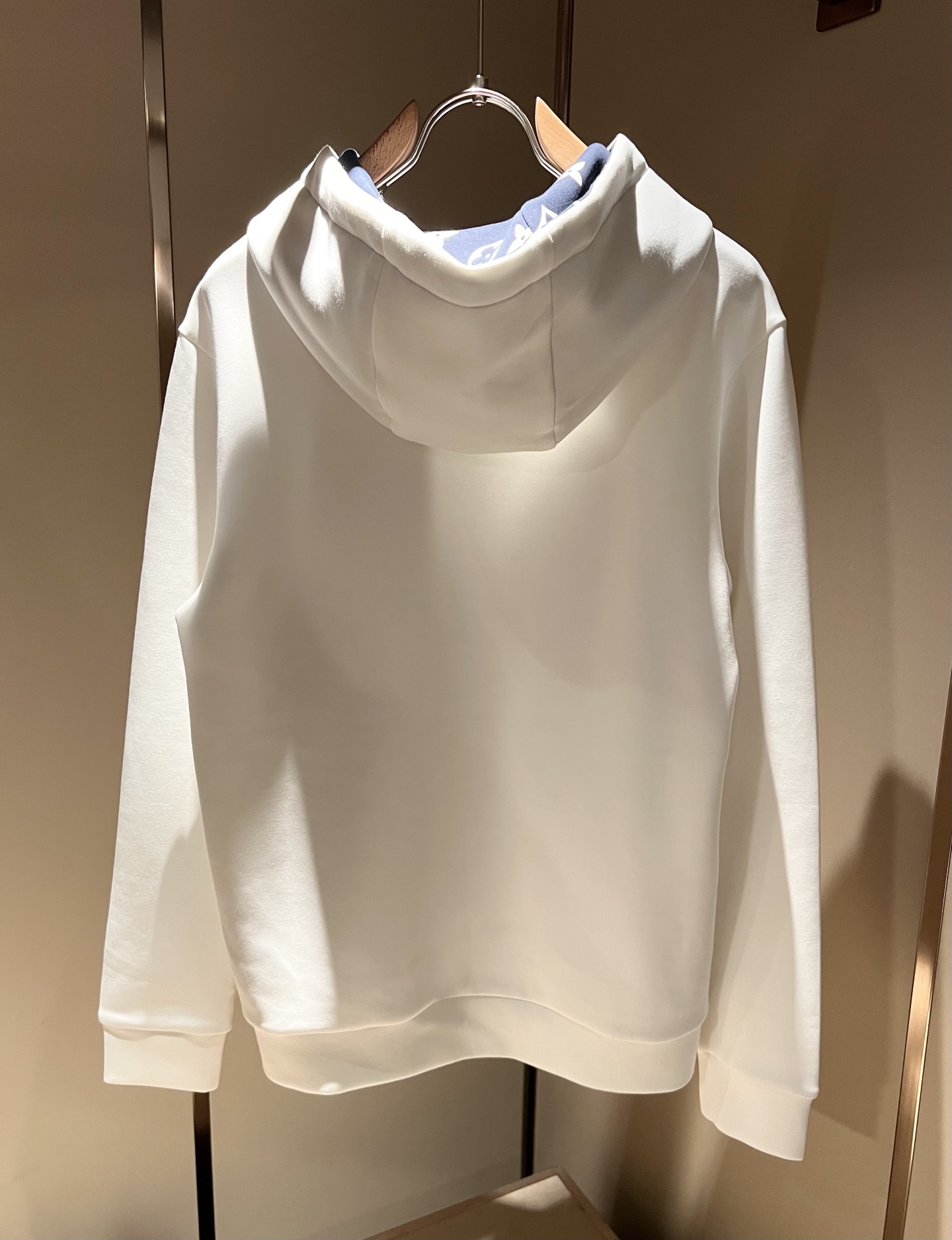 LouisVuitt*路易*登 2025秋冬全新系列单品上线，非常时髦前卫的一款男女同款👫长袖卫衣，胸前