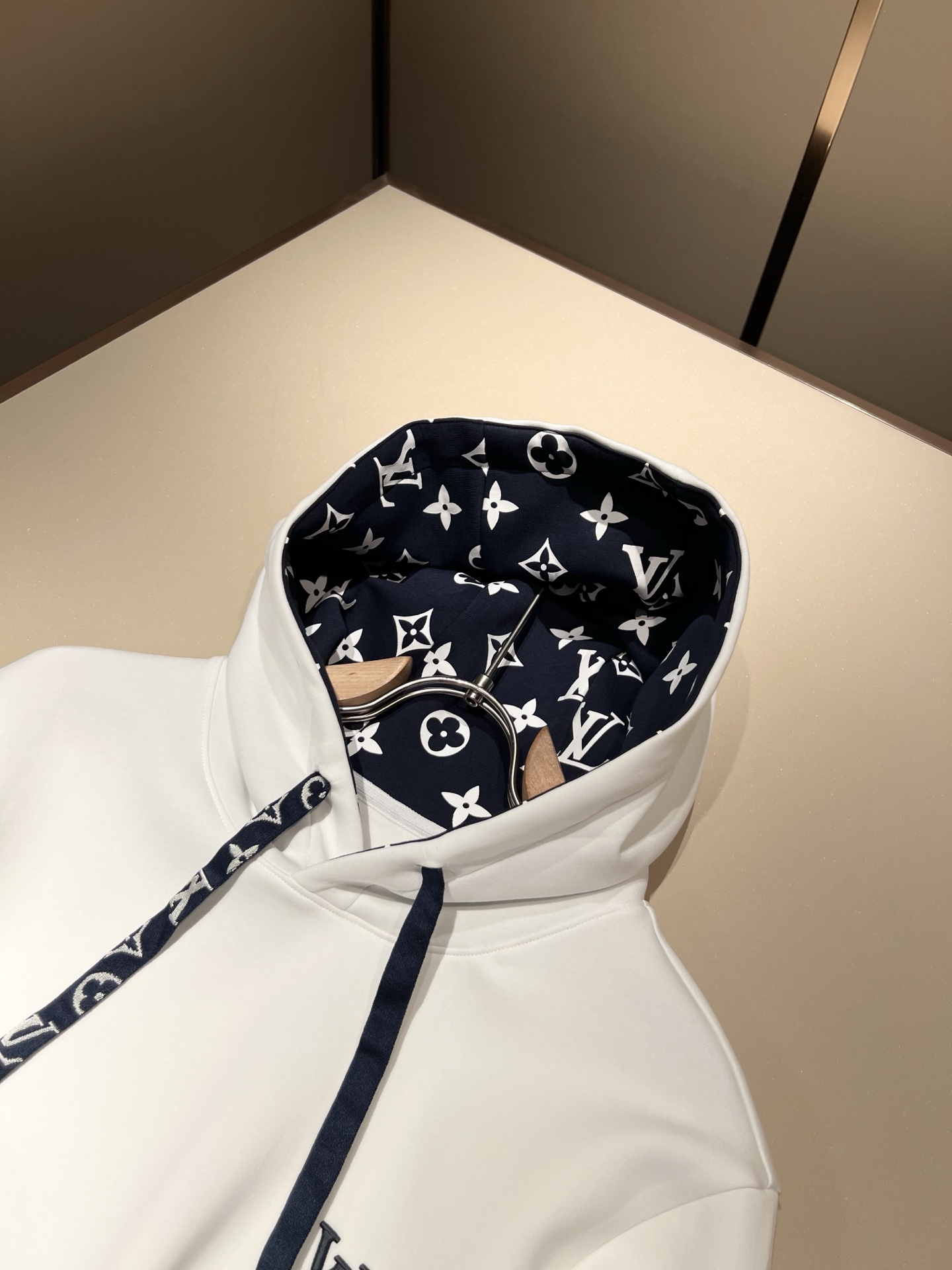 LouisVuitt*路易*登 2025秋冬全新系列单品上线，非常时髦前卫的一款男女同款👫长袖卫衣，胸前