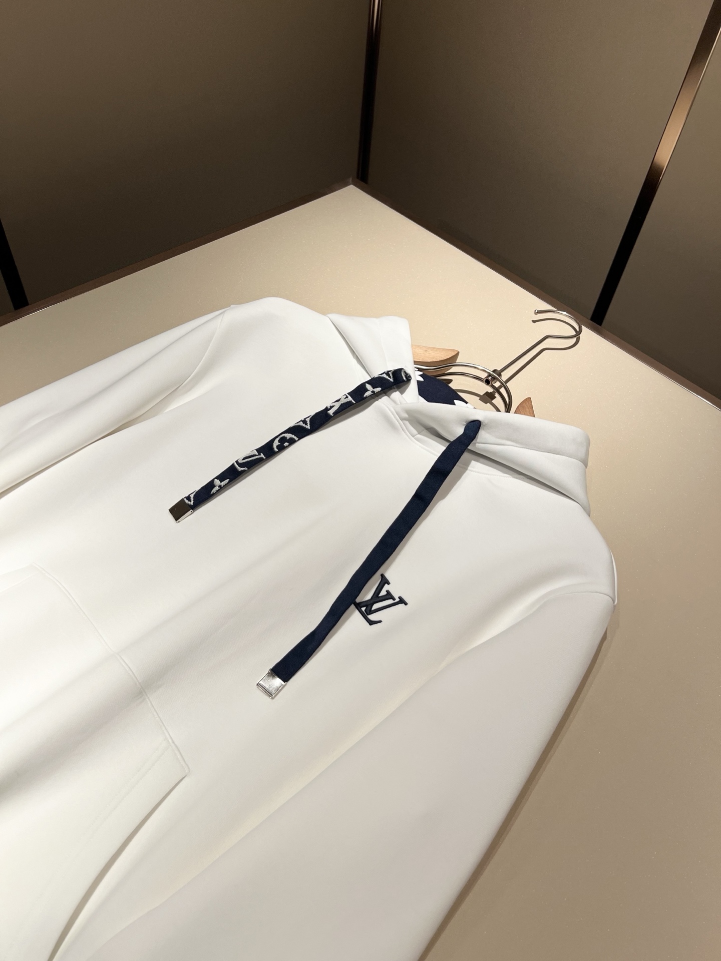 LouisVuitt*路易*登 2025秋冬全新系列单品上线，非常时髦前卫的一款男女同款👫长袖卫衣，胸前