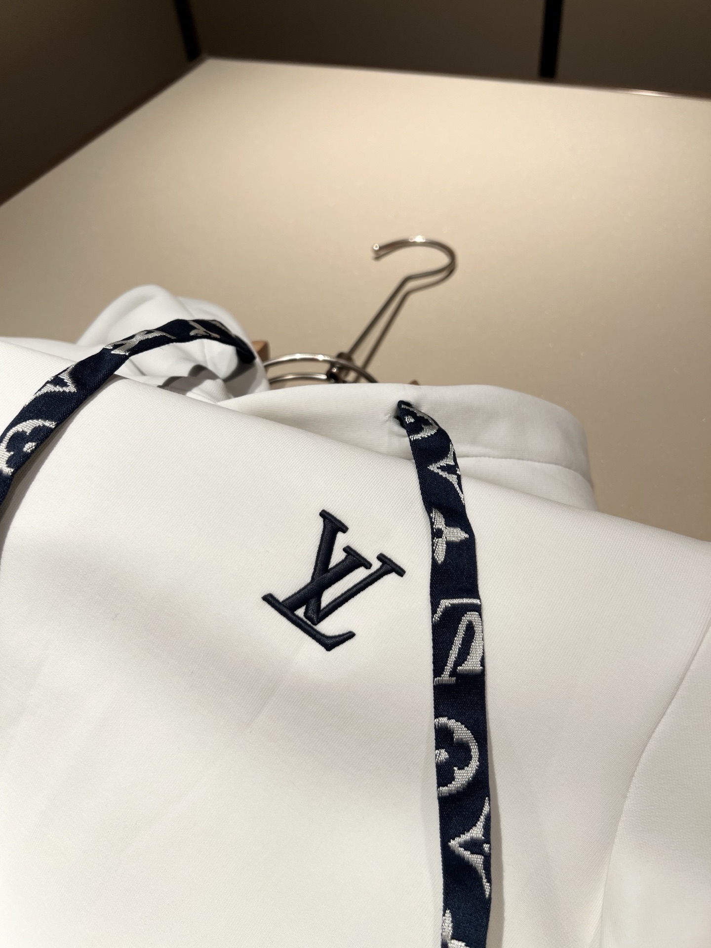 LouisVuitt*路易*登 2025秋冬全新系列单品上线，非常时髦前卫的一款男女同款👫长袖卫衣，胸前