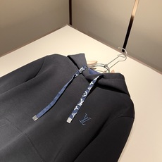 LouisVuitt*路易*登 2025秋冬全新系列单品上线,非常时髦前卫的一款男女同款👫长袖卫衣,胸前 LouisVuitt*路易*登 2025秋冬全新系列单品上线,非常时髦前卫的一款男女同款👫长袖卫衣,胸前