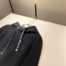 LouisVuitt*路易*登 2025秋冬全新系列单品上线,非常时髦前卫的一款男女同款👫长袖卫衣,胸前 LouisVuitt*路易*登 2025秋冬全新系列单品上线,非常时髦前卫的一款男女同款👫长袖卫衣,胸前