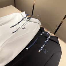 LouisVuitt*路易*登 2025秋冬全新系列单品上线,非常时髦前卫的一款男女同款👫长袖卫衣,胸前 LouisVuitt*路易*登 2025秋冬全新系列单品上线,非常时髦前卫的一款男女同款👫长袖卫衣,胸前