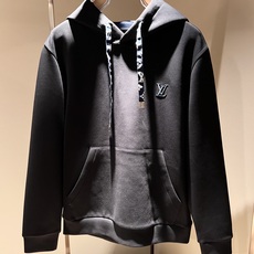LouisVuitt*路易*登 2025秋冬全新系列单品上线,非常时髦前卫的一款男女同款👫长袖卫衣,胸前 LouisVuitt*路易*登 2025秋冬全新系列单品上线,非常时髦前卫的一款男女同款👫长袖卫衣,胸前