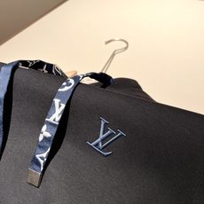 LouisVuitt*路易*登 2025秋冬全新系列单品上线,非常时髦前卫的一款男女同款👫长袖卫衣,胸前 LouisVuitt*路易*登 2025秋冬全新系列单品上线,非常时髦前卫的一款男女同款👫长袖卫衣,胸前