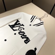LouisVuitt*路易*登 2025秋冬全新系列单品上线,非常时髦前卫的一款男女同款👫棒球服夹克,胸 LouisVuitt*路易*登 2025秋冬全新系列单品上线,非常时髦前卫的一款男女同款👫棒球服夹克,胸