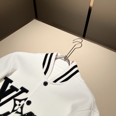 LouisVuitt*路易*登 2025秋冬全新系列单品上线,非常时髦前卫的一款男女同款👫棒球服夹克,胸 LouisVuitt*路易*登 2025秋冬全新系列单品上线,非常时髦前卫的一款男女同款👫棒球服夹克,胸