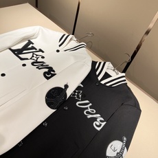 LouisVuitt*路易*登 2025秋冬全新系列单品上线,非常时髦前卫的一款男女同款👫棒球服夹克,胸 LouisVuitt*路易*登 2025秋冬全新系列单品上线,非常时髦前卫的一款男女同款👫棒球服夹克,胸