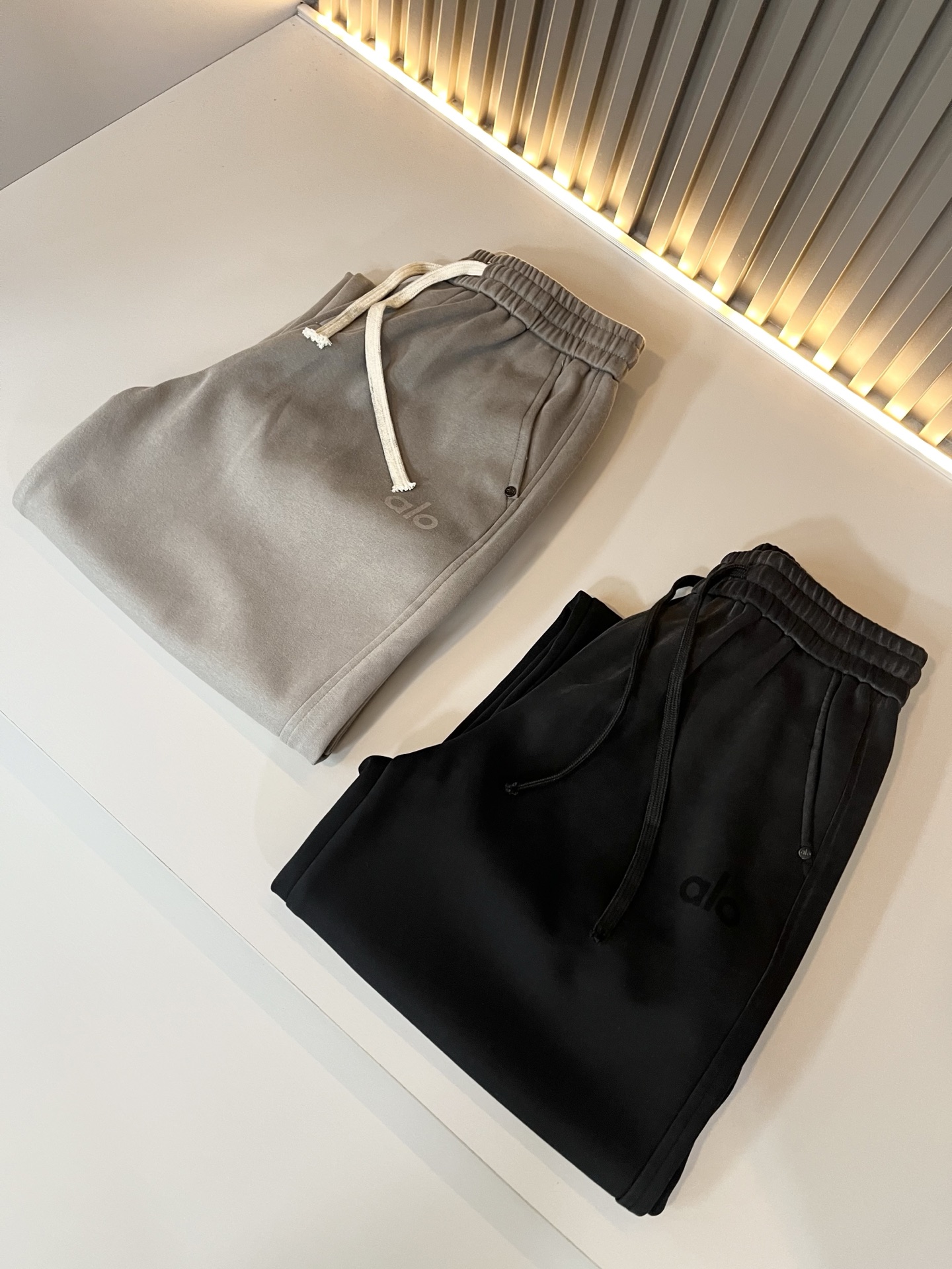 Alo 2025秋冬新款男士休闲裤，高端品质之选……一款休闲裤兼备的百搭裤装，也是男士衣橱里不可缺少的搭