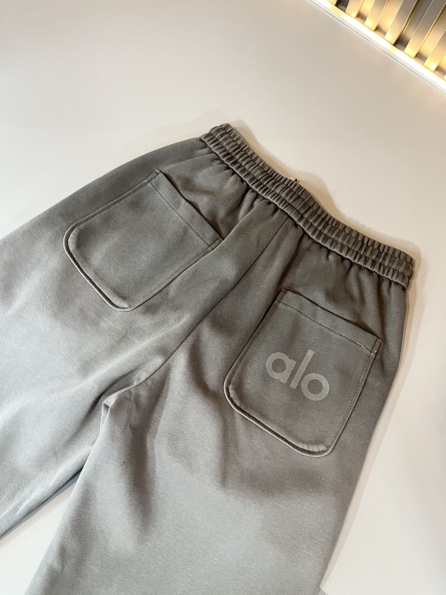 Alo 2025秋冬新款男士休闲裤，高端品质之选……一款休闲裤兼备的百搭裤装，也是男士衣橱里不可缺少的搭