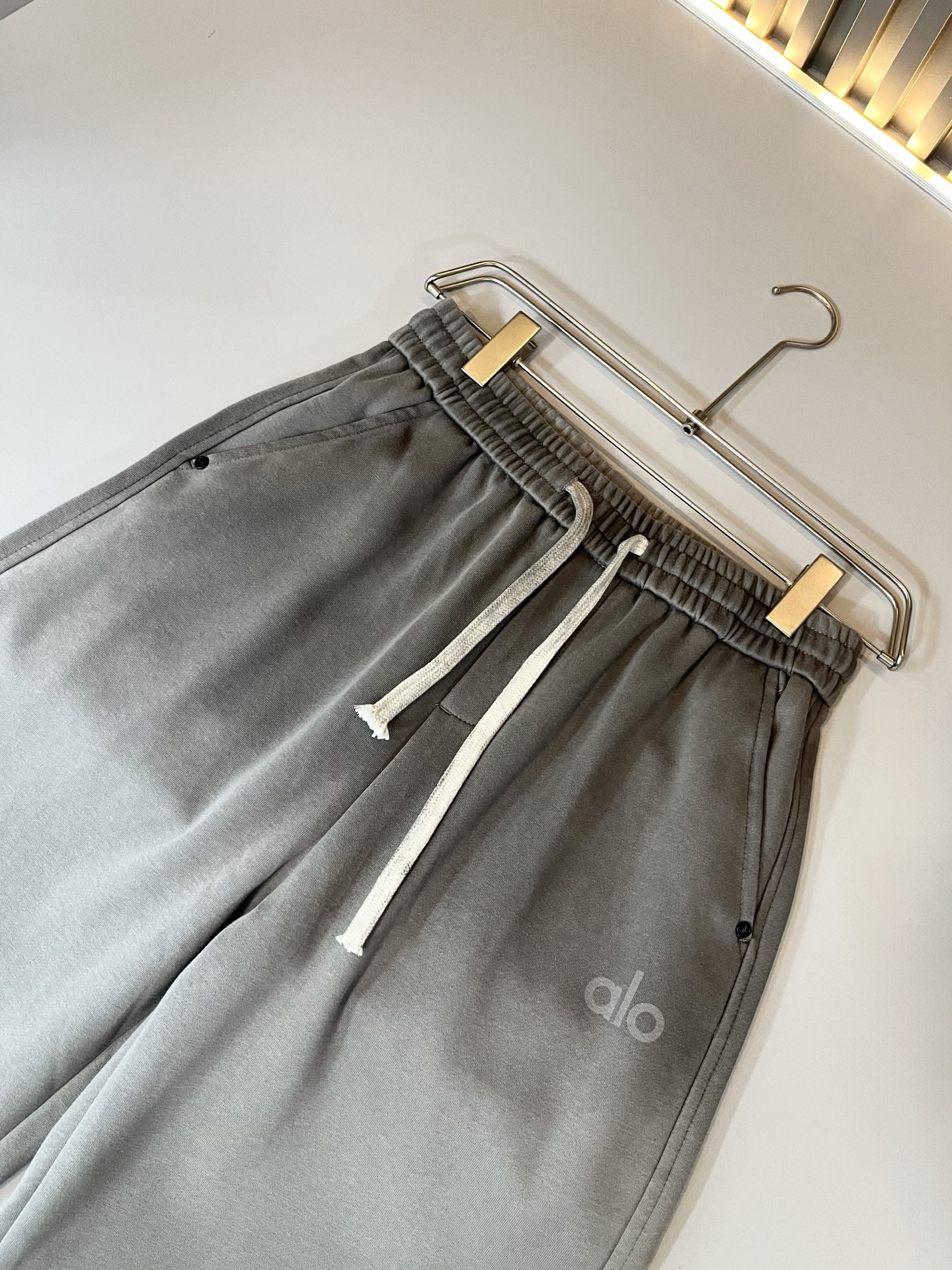 Alo 2025秋冬新款男士休闲裤，高端品质之选……一款休闲裤兼备的百搭裤装，也是男士衣橱里不可缺少的搭