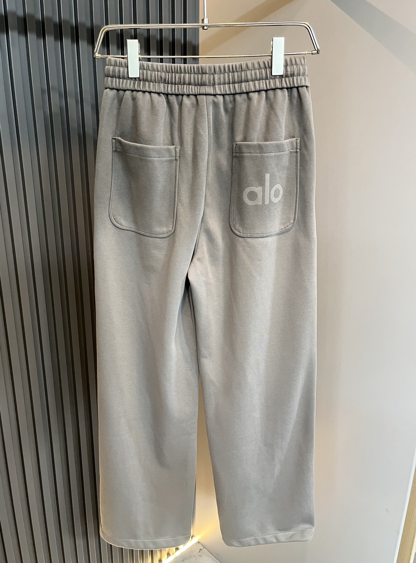 Alo 2025秋冬新款男士休闲裤，高端品质之选……一款休闲裤兼备的百搭裤装，也是男士衣橱里不可缺少的搭