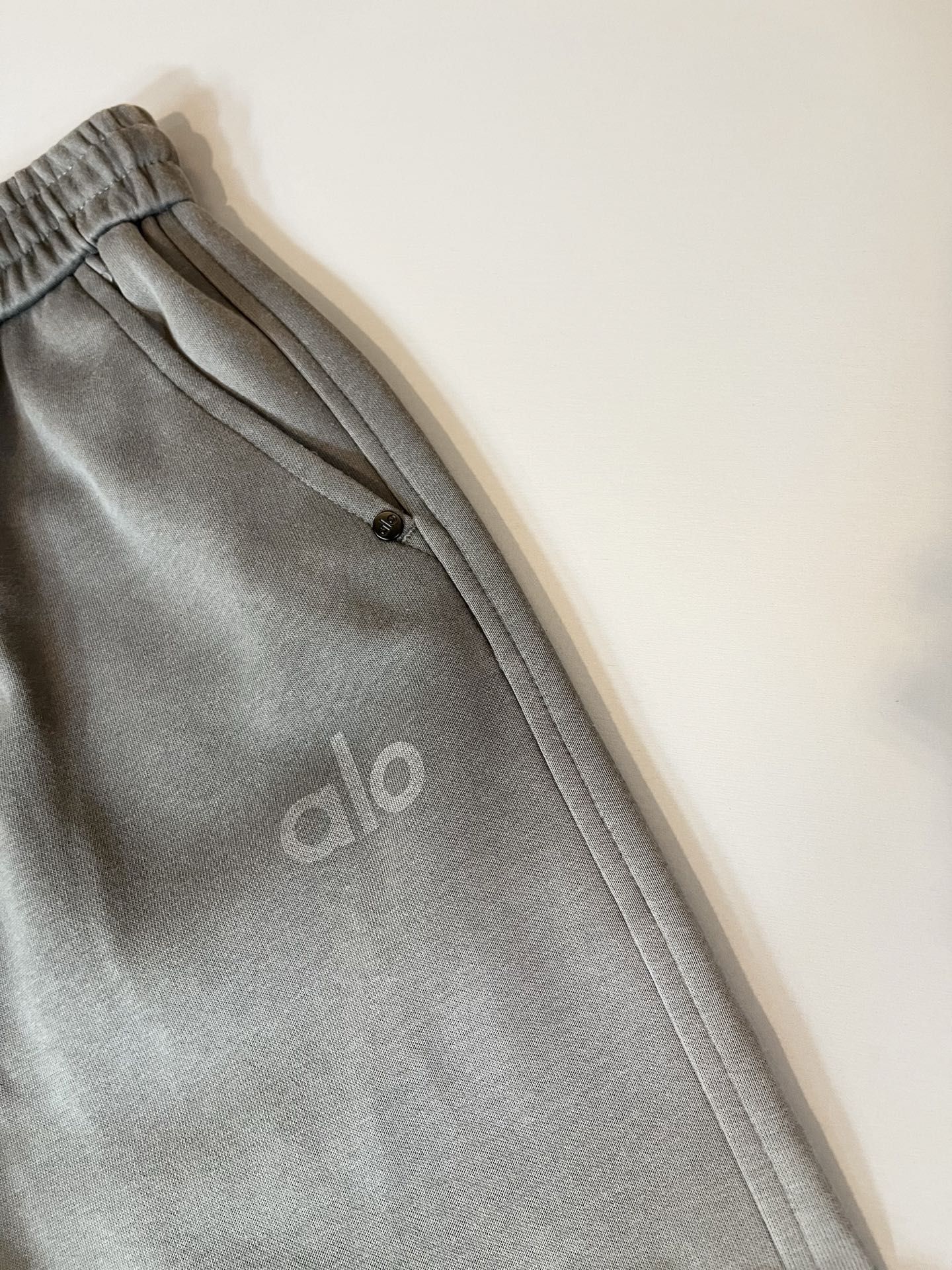 Alo 2025秋冬新款男士休闲裤，高端品质之选……一款休闲裤兼备的百搭裤装，也是男士衣橱里不可缺少的搭