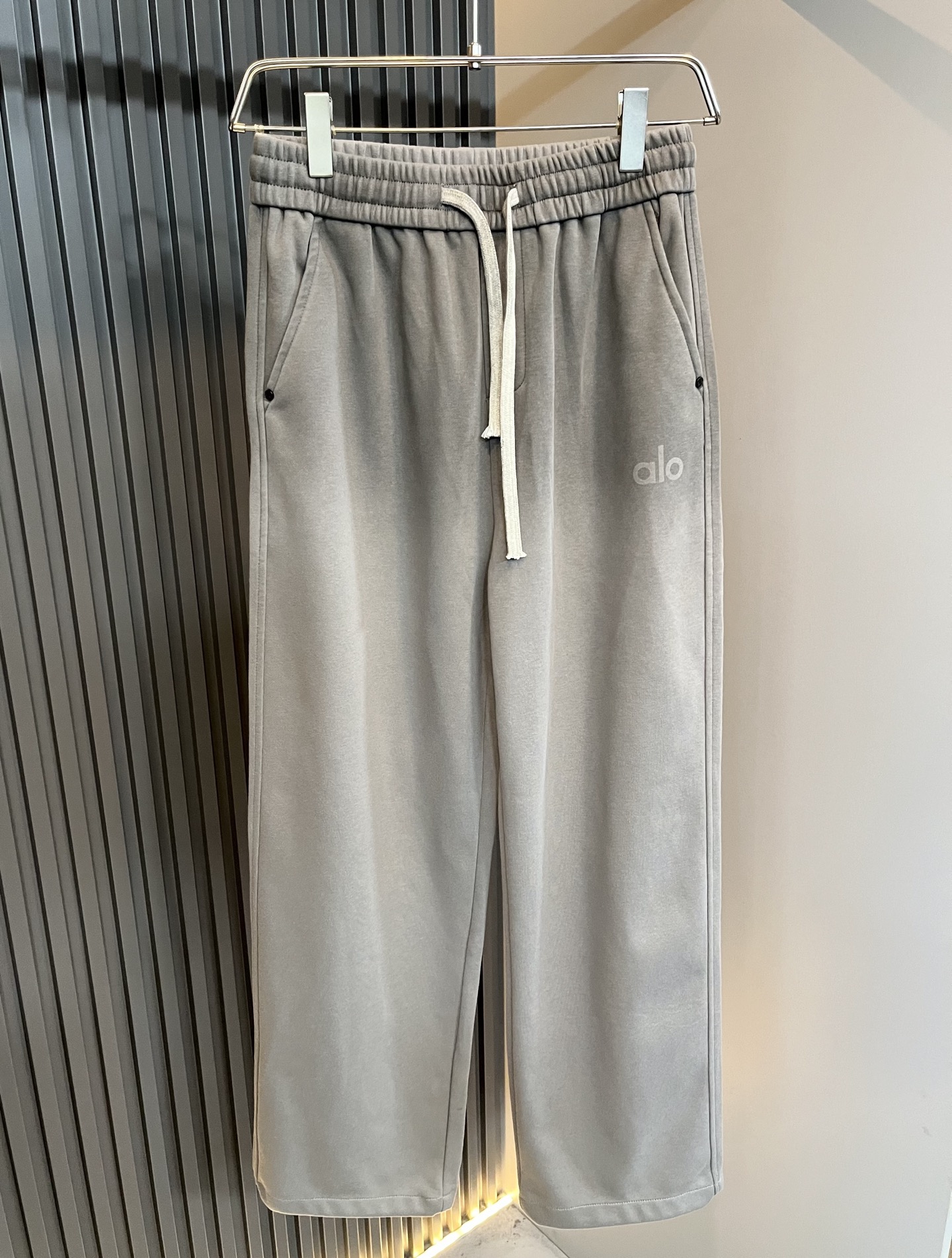 Alo 2025秋冬新款男士休闲裤，高端品质之选……一款休闲裤兼备的百搭裤装，也是男士衣橱里不可缺少的搭