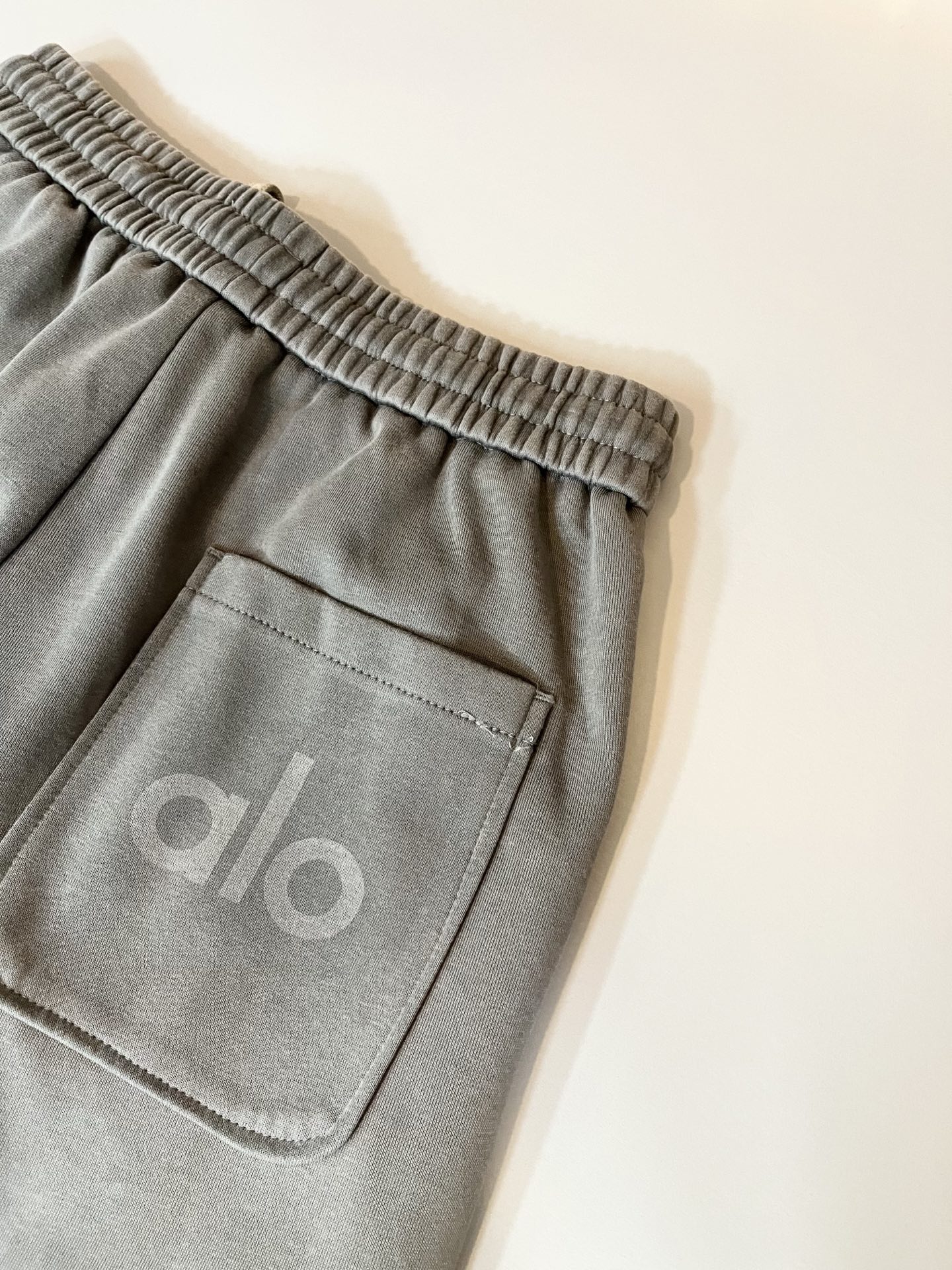 Alo 2025秋冬新款男士休闲裤，高端品质之选……一款休闲裤兼备的百搭裤装，也是男士衣橱里不可缺少的搭