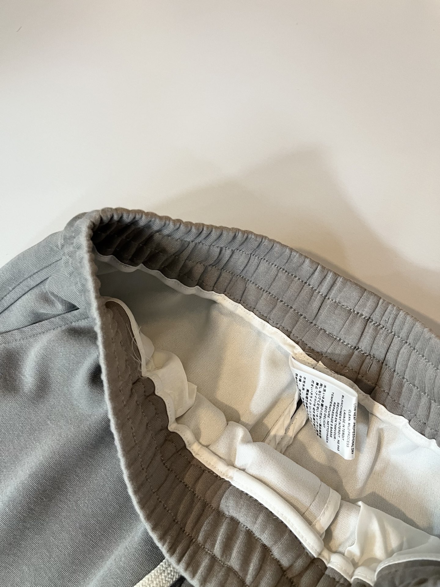 Alo 2025秋冬新款男士休闲裤，高端品质之选……一款休闲裤兼备的百搭裤装，也是男士衣橱里不可缺少的搭