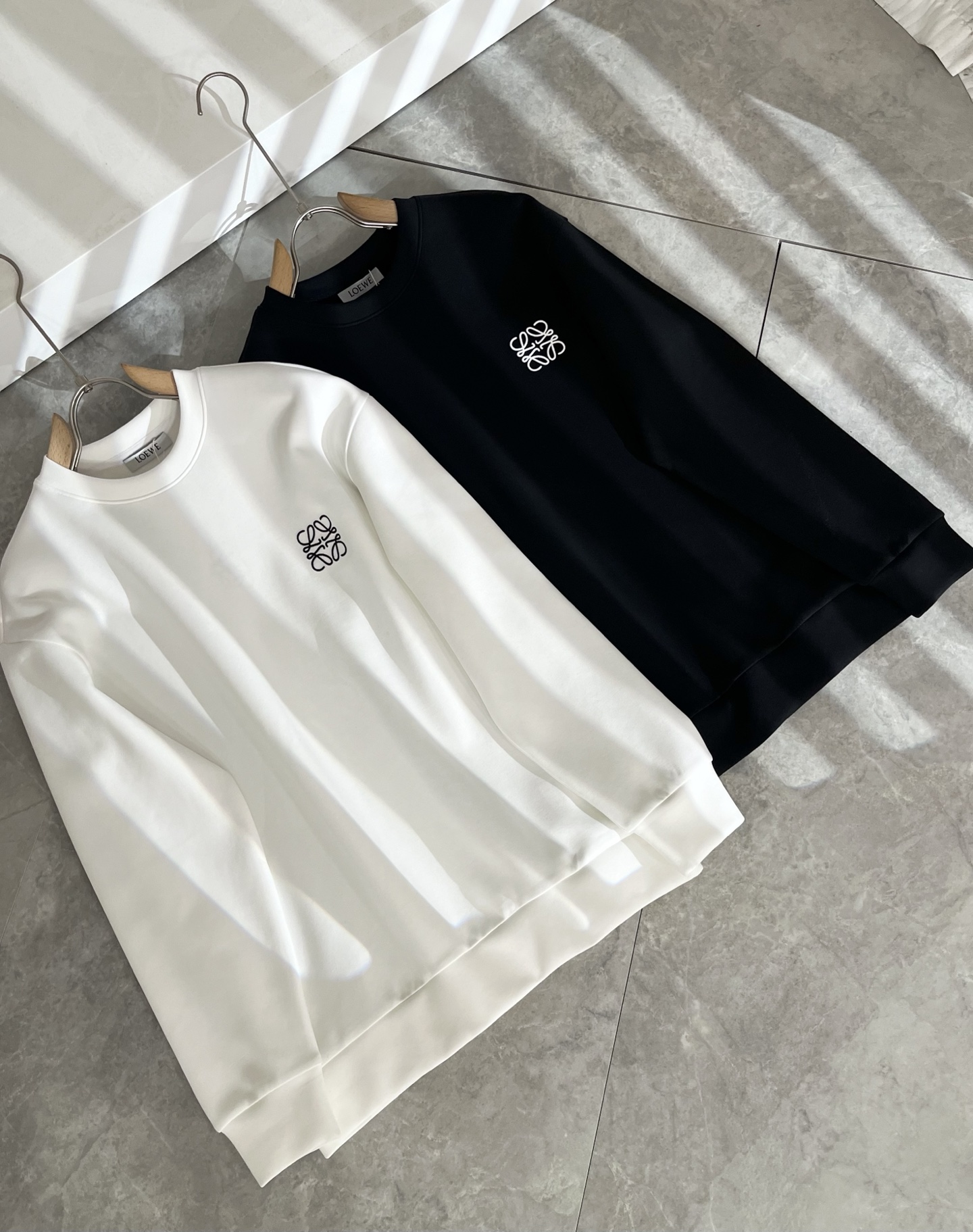 LOE*WE罗*威 2025秋冬男女同款👫长袖卫衣，意大利原厂订单渠道，极具个性高级潮风，标志logo刺