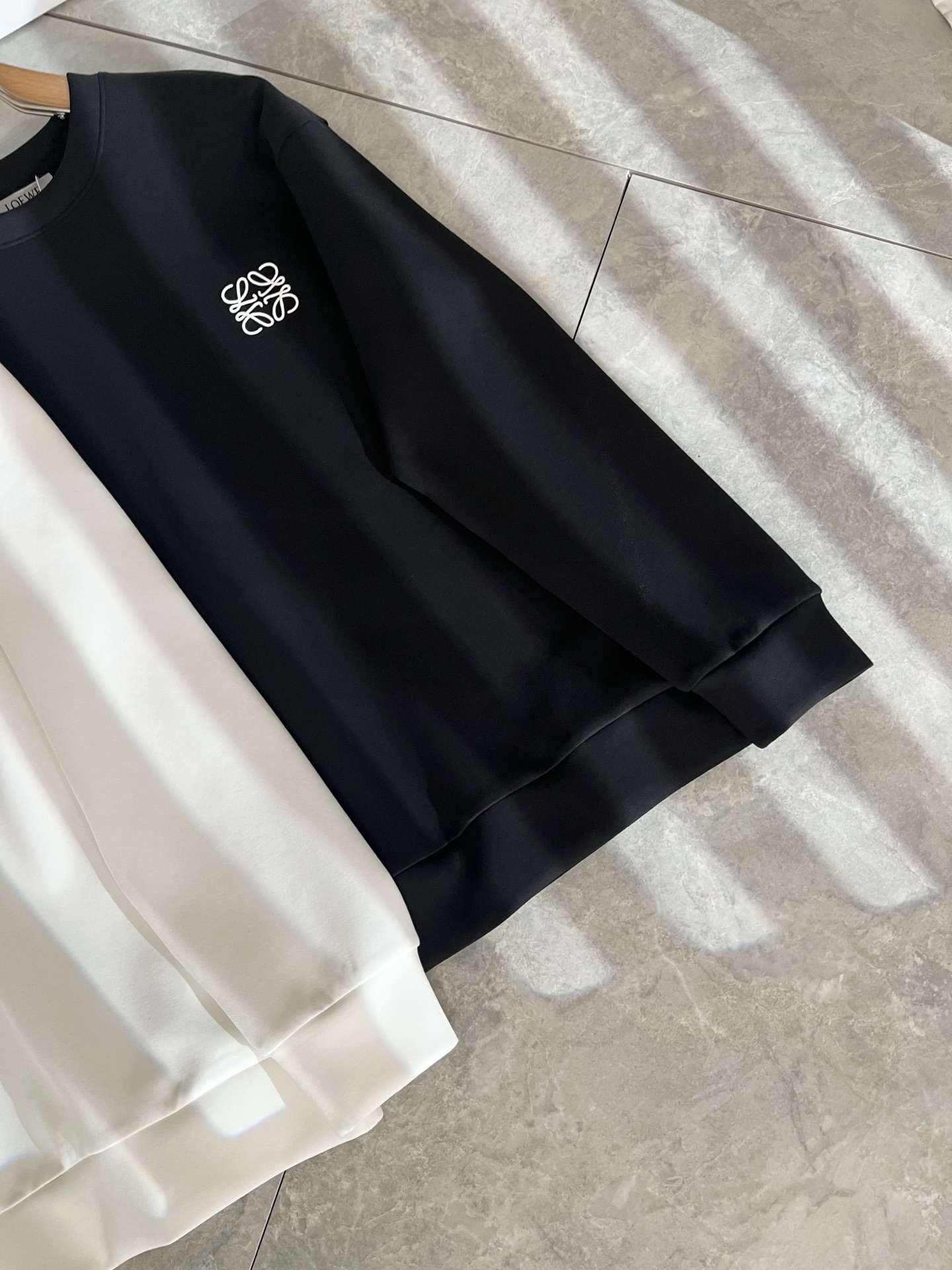 LOE*WE罗*威 2025秋冬男女同款👫长袖卫衣，意大利原厂订单渠道，极具个性高级潮风，标志logo刺