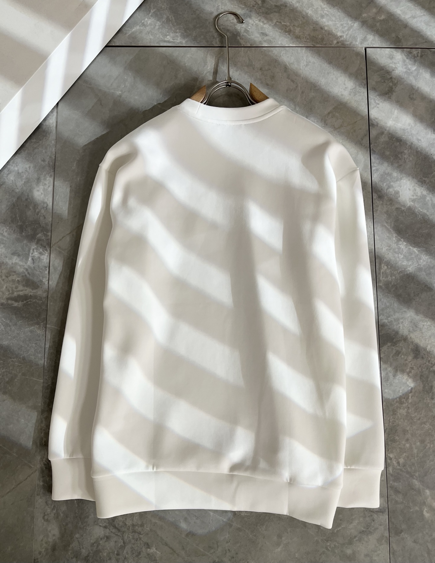 LOE*WE罗*威 2025秋冬男女同款👫长袖卫衣，意大利原厂订单渠道，极具个性高级潮风，标志logo刺