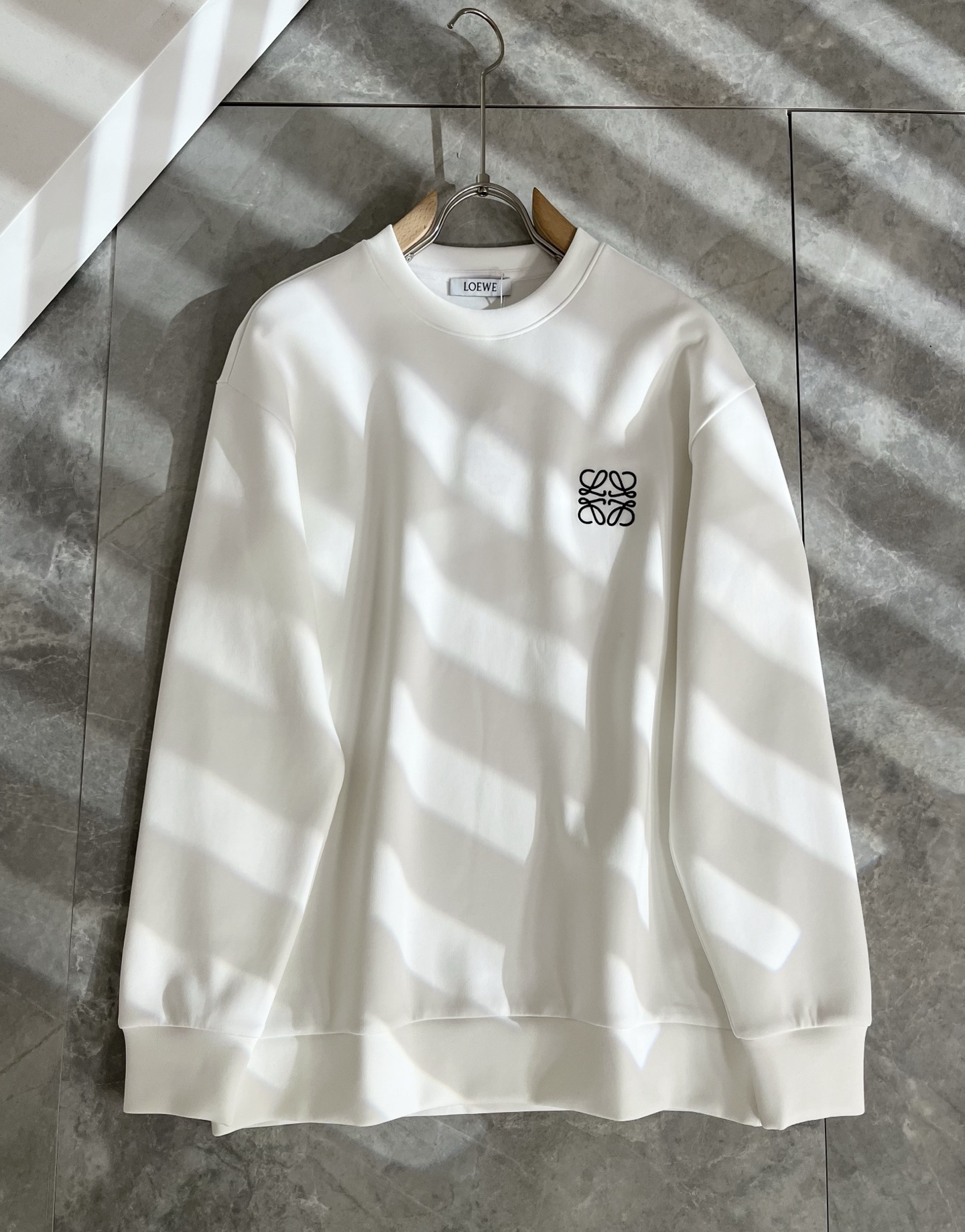 LOE*WE罗*威 2025秋冬男女同款👫长袖卫衣，意大利原厂订单渠道，极具个性高级潮风，标志logo刺