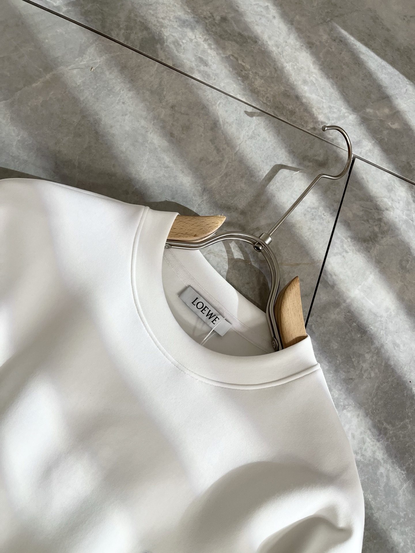 LOE*WE罗*威 2025秋冬男女同款👫长袖卫衣，意大利原厂订单渠道，极具个性高级潮风，标志logo刺