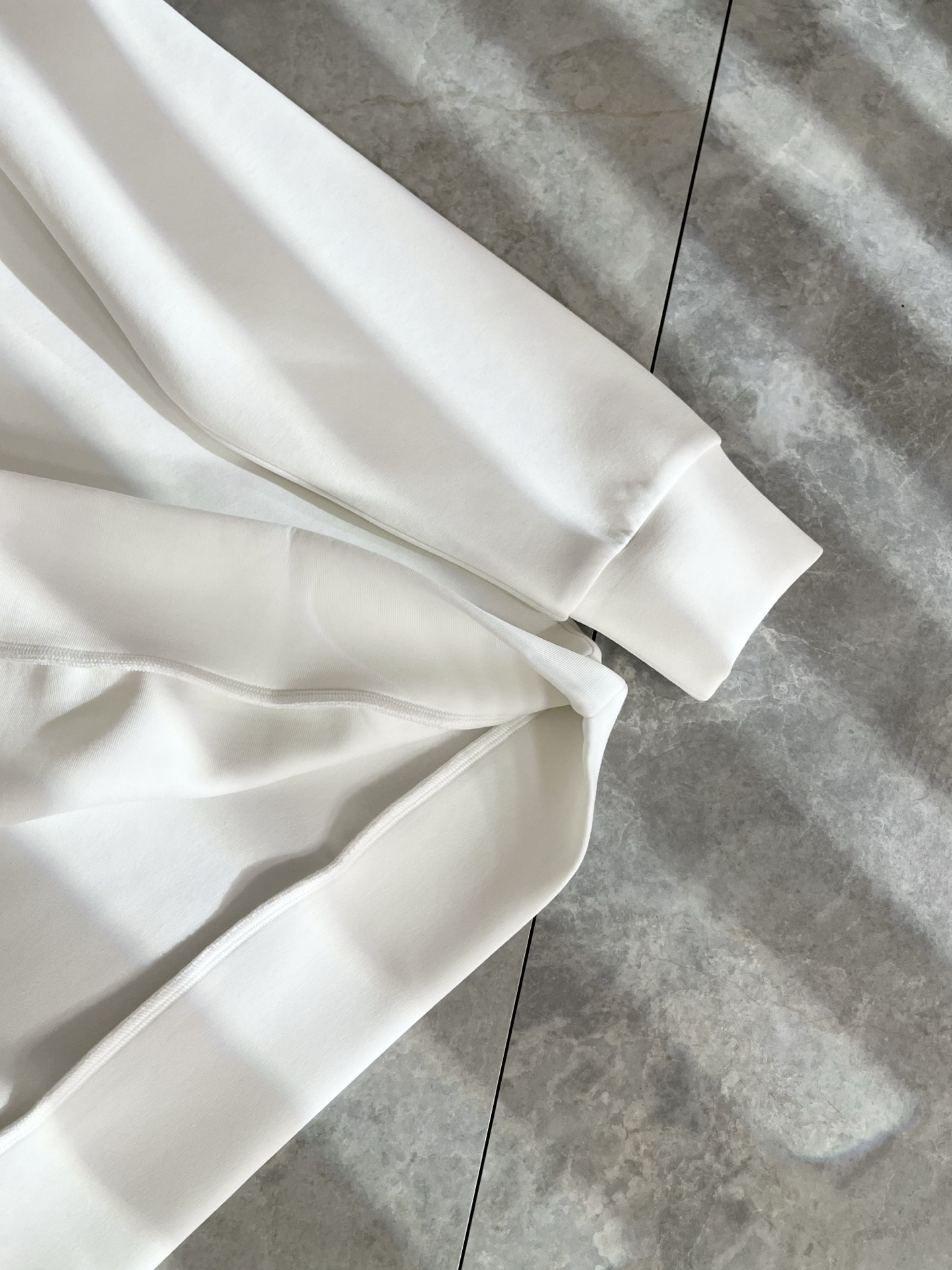 LOE*WE罗*威 2025秋冬男女同款👫长袖卫衣，意大利原厂订单渠道，极具个性高级潮风，标志logo刺