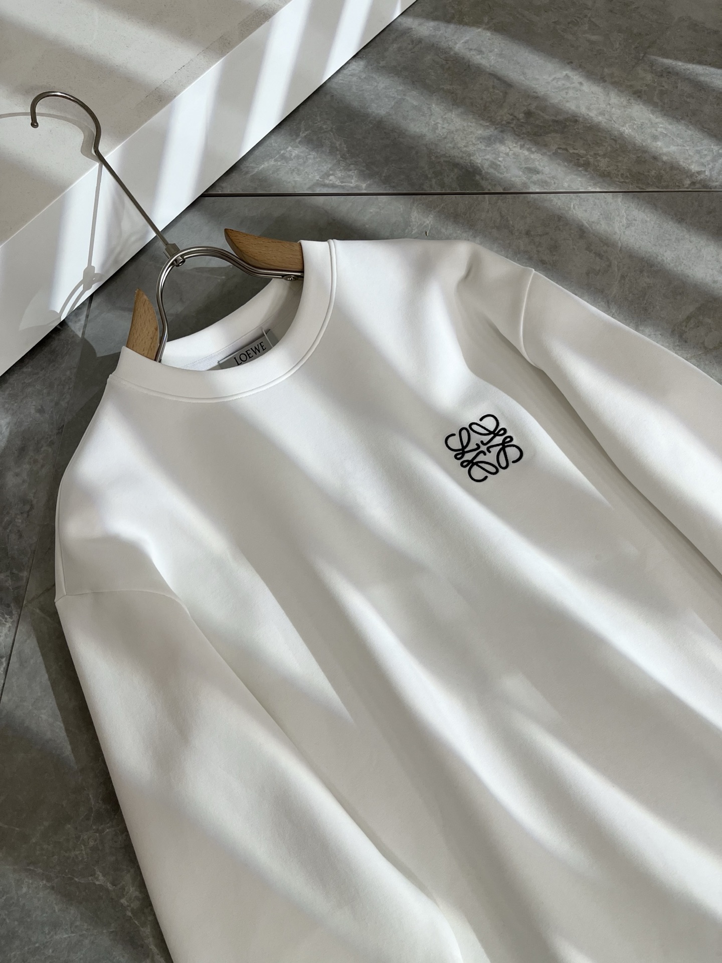 LOE*WE罗*威 2025秋冬男女同款👫长袖卫衣，意大利原厂订单渠道，极具个性高级潮风，标志logo刺