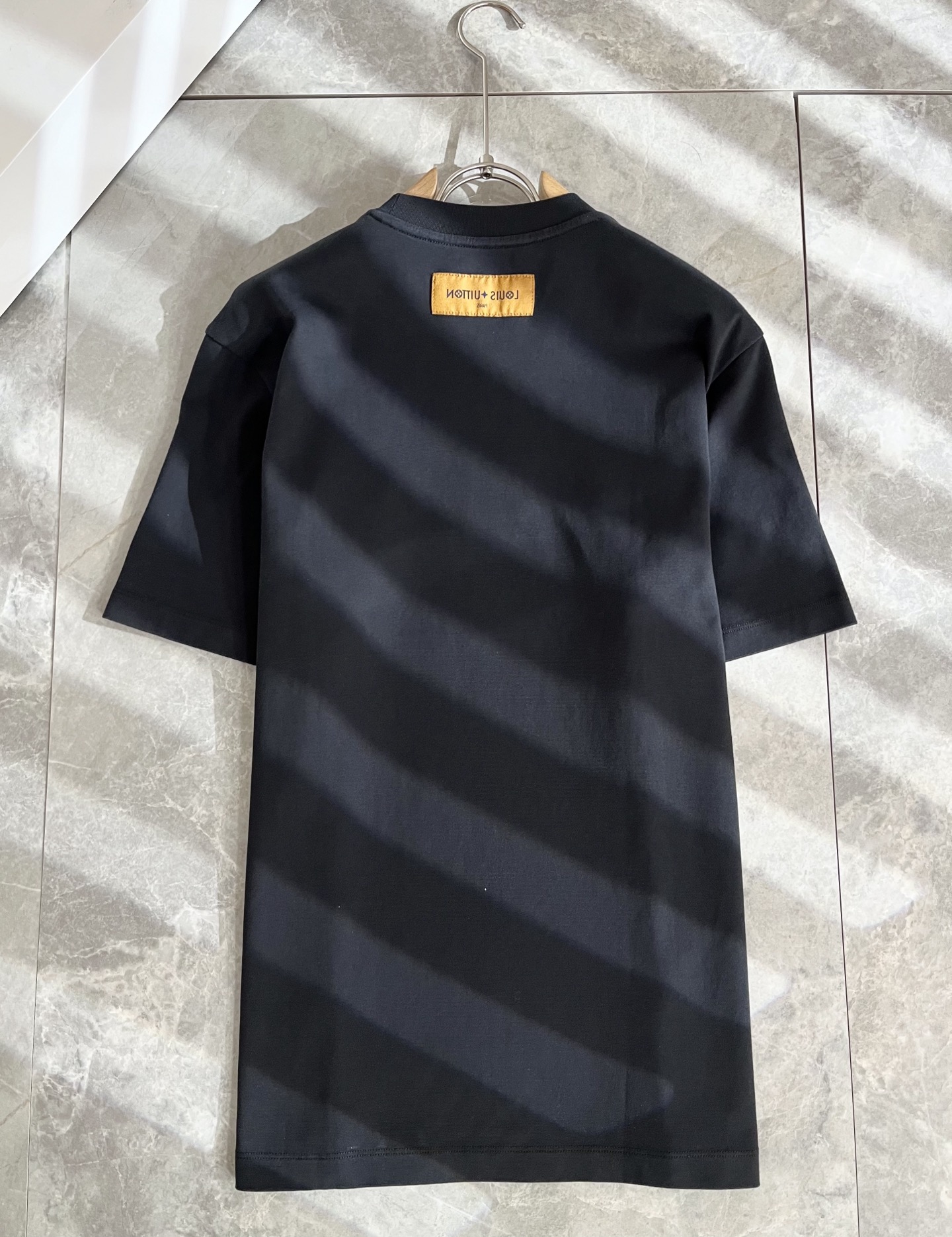 LouisVuitt*路易*登 2025春夏全新系列单品上线，非常时髦前卫的一款男女同款短袖T恤，标识l