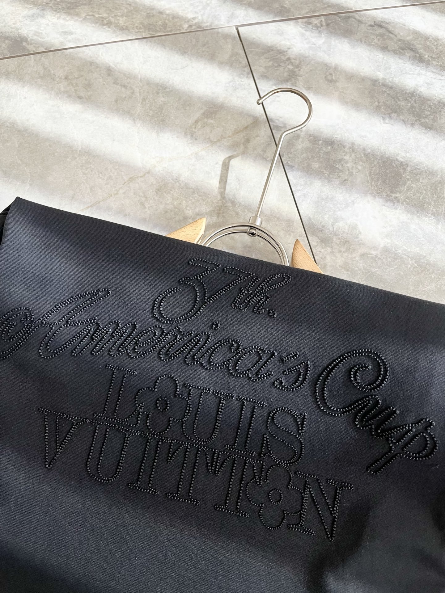 LouisVuitt*路易*登 2025春夏全新系列单品上线，非常时髦前卫的一款男女同款短袖T恤，标识l