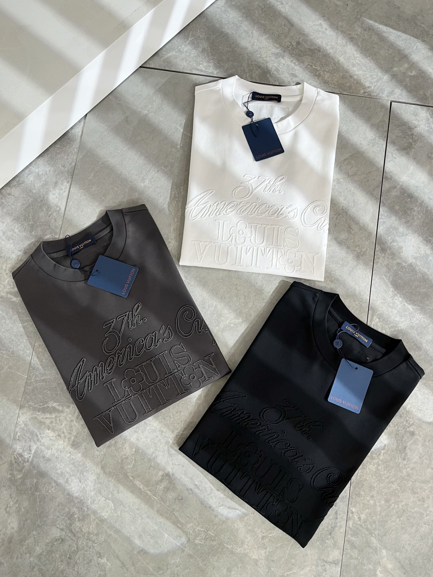 LouisVuitt*路易*登 2025春夏全新系列单品上线，非常时髦前卫的一款男女同款短袖T恤，标识l