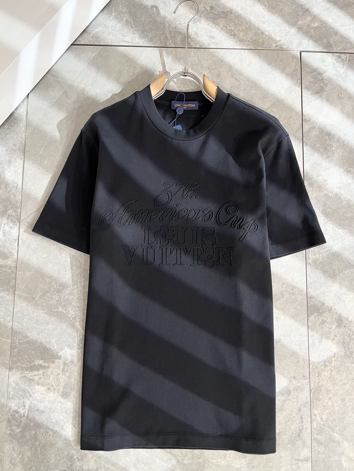 LouisVuitt*路易*登 2025春夏全新系列单品上线，非常时髦前卫的一款男女同款短袖T恤，标识l