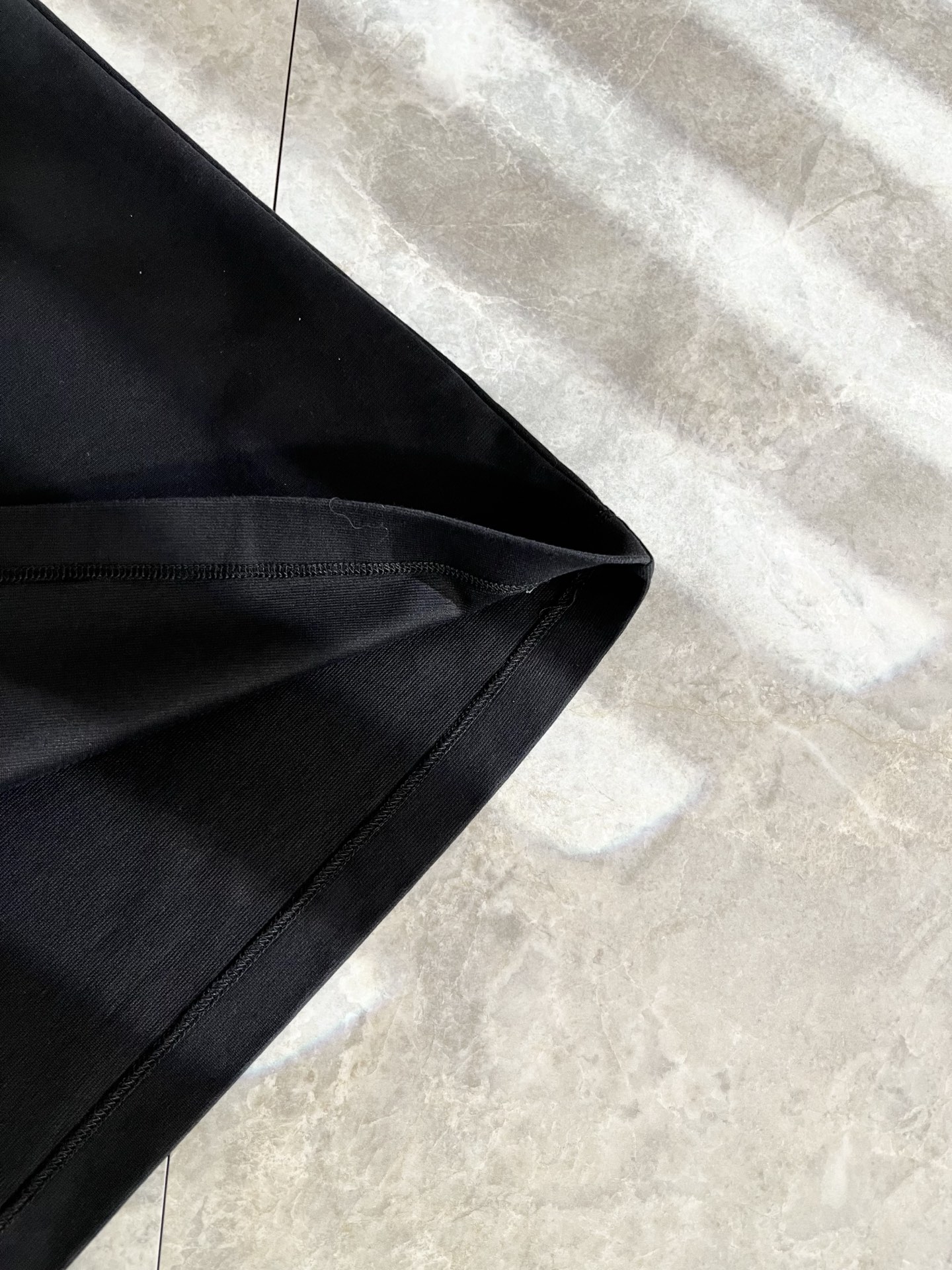 LouisVuitt*路易*登 2025春夏全新系列单品上线，非常时髦前卫的一款男女同款短袖T恤，标识l