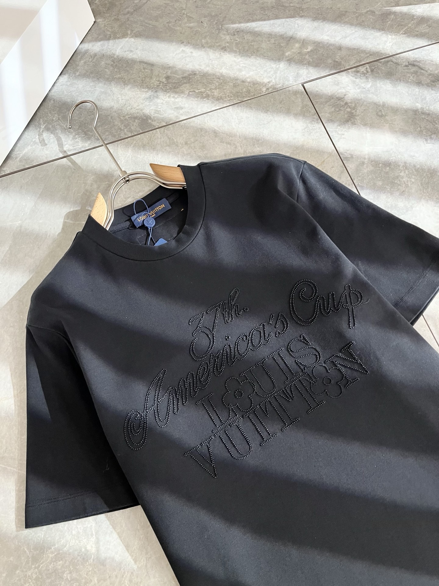 LouisVuitt*路易*登 2025春夏全新系列单品上线，非常时髦前卫的一款男女同款短袖T恤，标识l