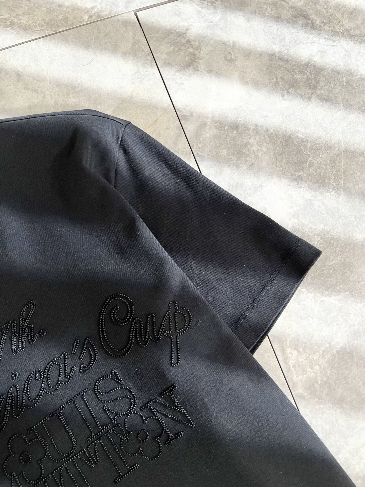 LouisVuitt*路易*登 2025春夏全新系列单品上线，非常时髦前卫的一款男女同款短袖T恤，标识l