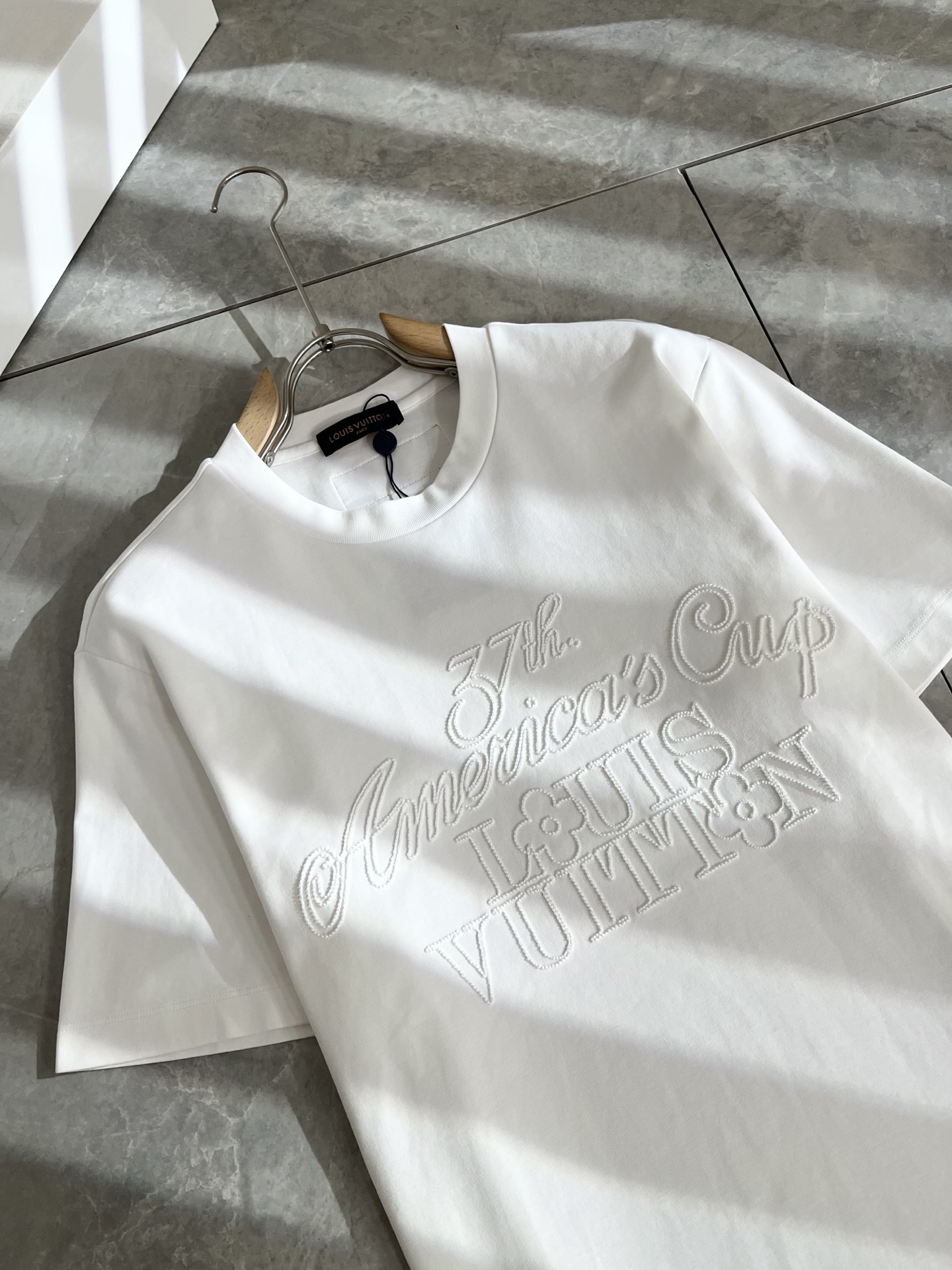 LouisVuitt*路易*登 2025春夏全新系列单品上线，非常时髦前卫的一款男女同款短袖T恤，标识l