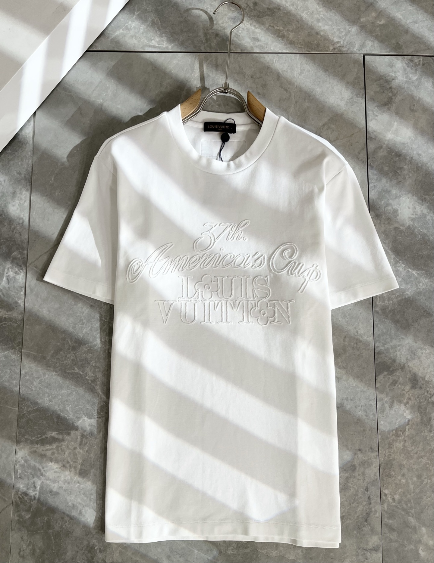 LouisVuitt*路易*登 2025春夏全新系列单品上线，非常时髦前卫的一款男女同款短袖T恤，标识l