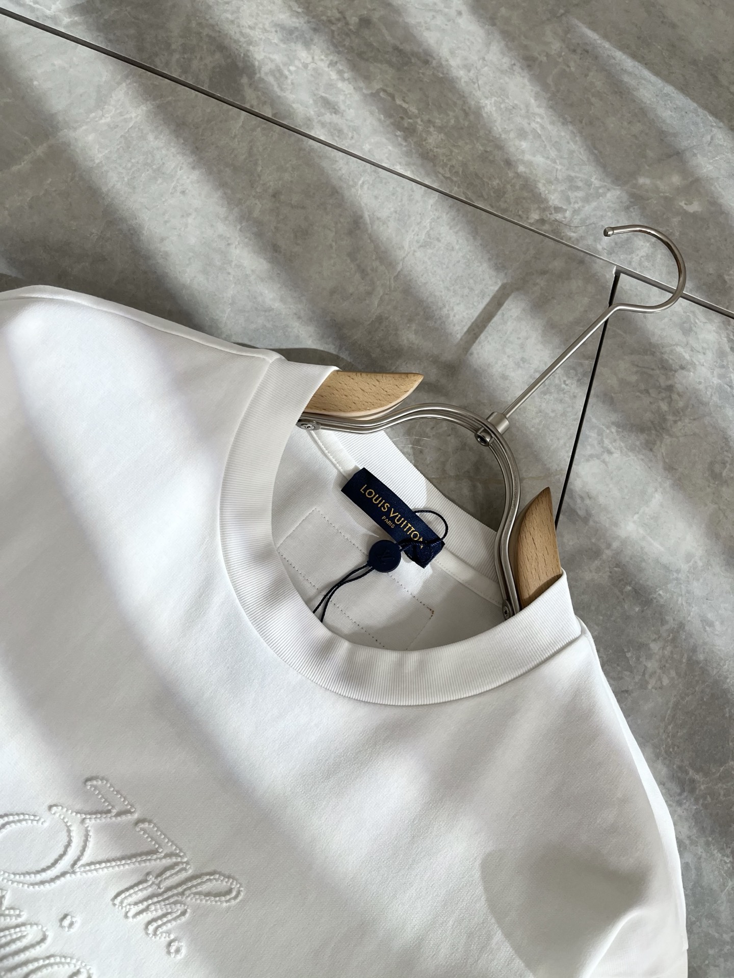 LouisVuitt*路易*登 2025春夏全新系列单品上线，非常时髦前卫的一款男女同款短袖T恤，标识l