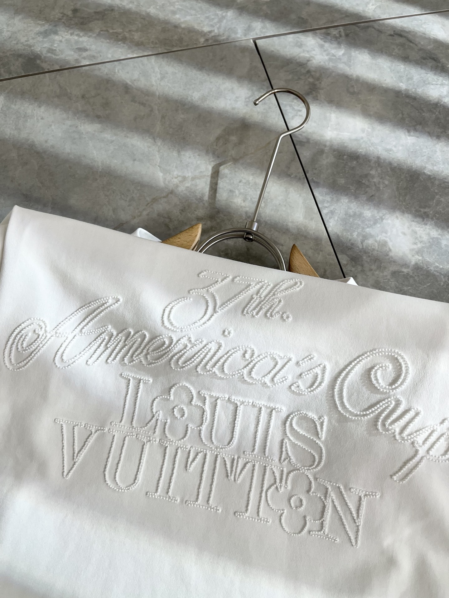 LouisVuitt*路易*登 2025春夏全新系列单品上线，非常时髦前卫的一款男女同款短袖T恤，标识l